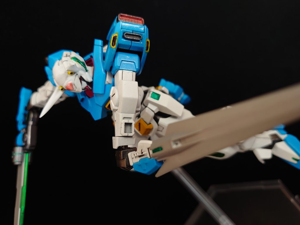 左手の剣はエクシアとダブルオーのものを合体してちょっと形状を変えてます。この剣の青いパーツの近くの溝に針金を接着して、腰の磁石にくっつけてマウントできるようにしてます。