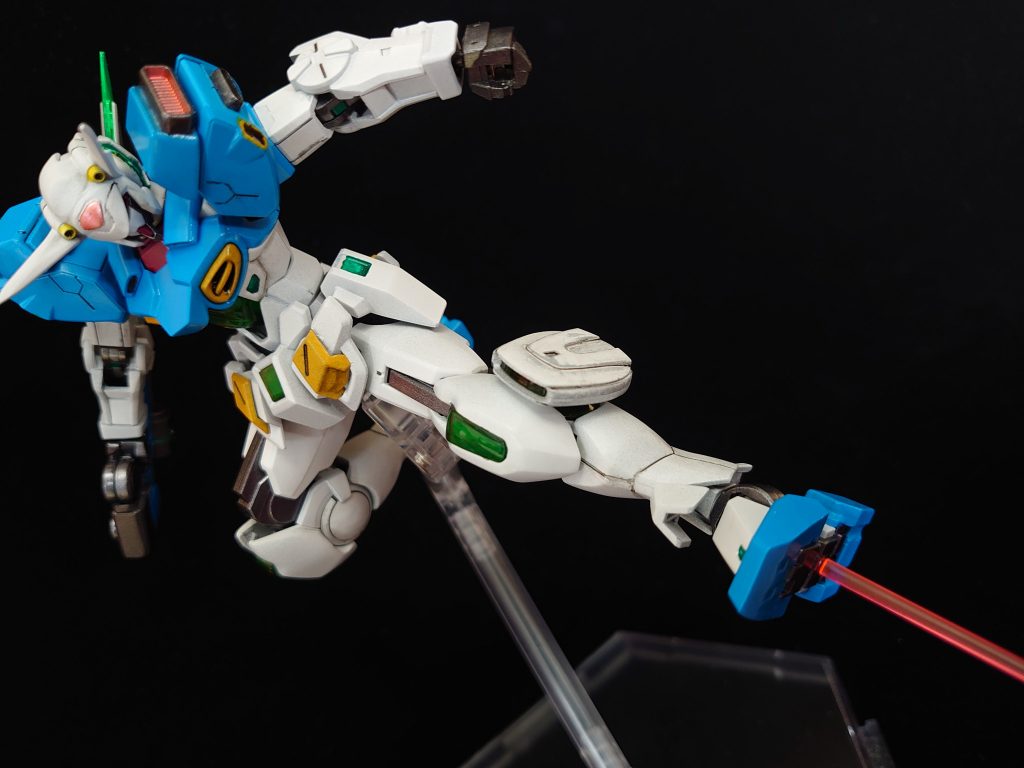 足裏には仕込みビームサーベル。足裏にピンバイスで穴を開けてプラパイプを仕込んでビーム刃がつけられるようにしてます。