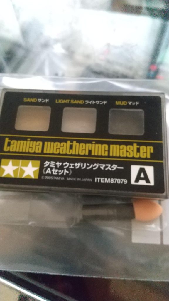 質問というか反省というか。ウェザリングマスターの上からクレオスのつや消し缶スプレー水性を吹いたらウェザリングが馴染んで?溶けて?ほぼ消えてしまいました( ノД`)…こういう物なのか、ラッカーの方が良かったのかな?ウェザリングマスターは2度目、数年振りに使用したので特性が分からずやってしまいました,,,結局つや消しの上からもう一度ウェザリングしたんですけどね、、、(^^;