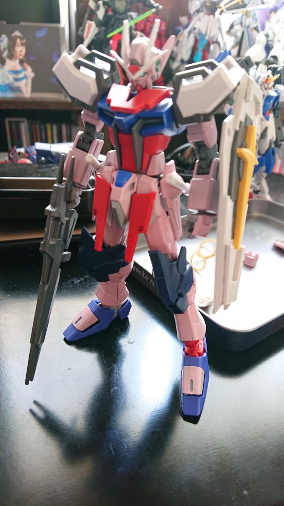 手首がまだサフ掛けた後だったり、足首・肩が未塗装だったりと、塗装途中の段階です。胸にもインパルスのシールドパーツを使ってましたが、接着剤で付けても取れちゃうので却下に。