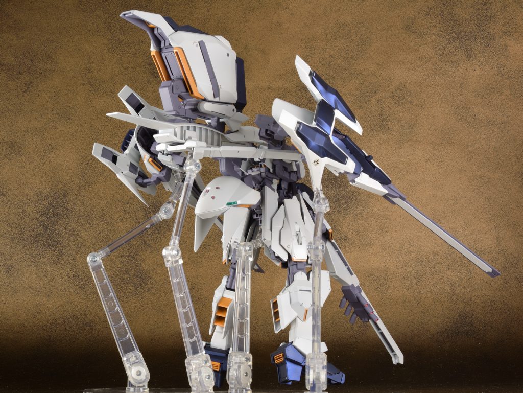 ドラムフレームからブーストポッドと背中の拡張装備用ラッチにつながるアームは設定画に書き込まれていませんでしたので想像でデザインしました。