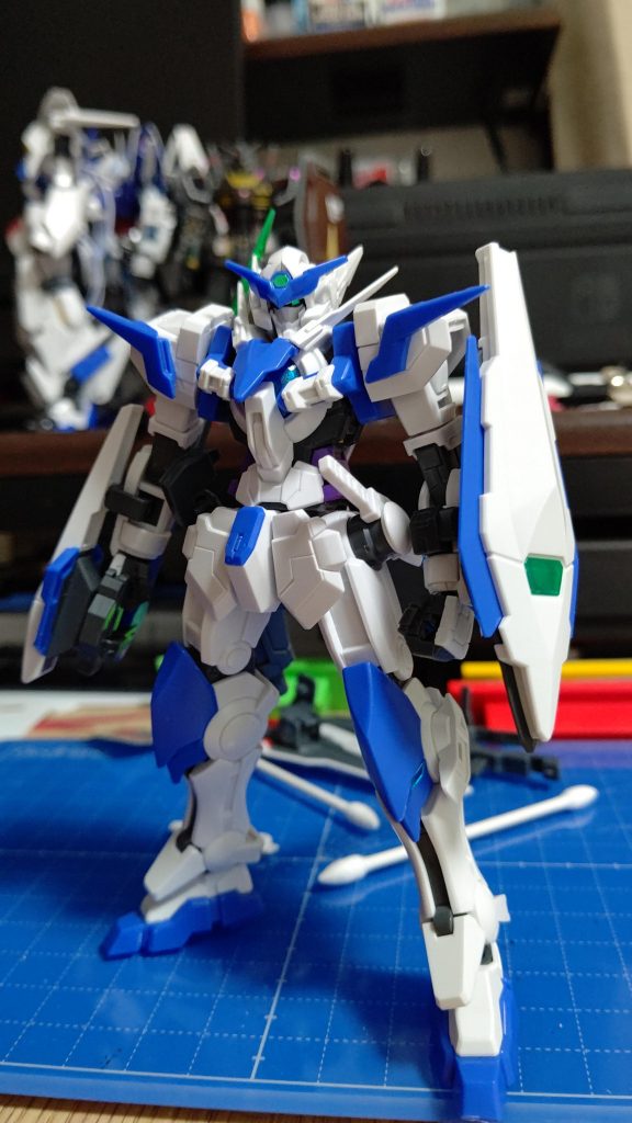 初期案です。まだアストレアとアメイジングエクシアのミキシングのみで武装に関しては決まっていたのですが可動域のことで思案していたときのものです。