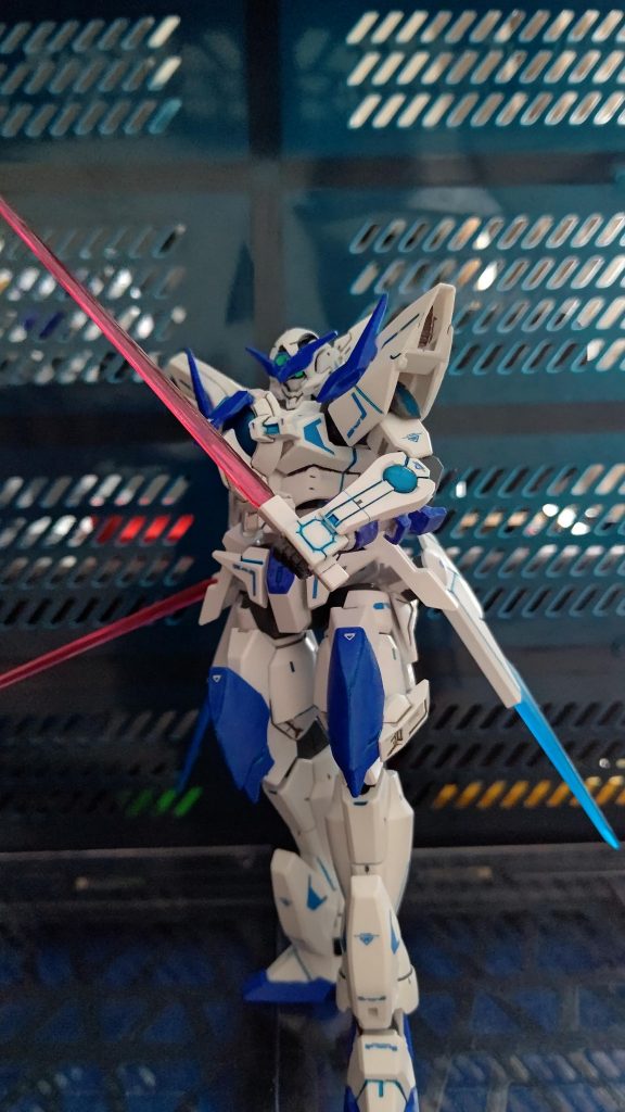 腰のサイドアーマーに装備しているビーム・サーベルです。二刀流などで斬りまくります。