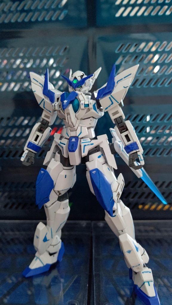 武装なし正面です。腕にHG トランジェントガンダムの関節を使用し、Gバウンサーの胴体にアストレアのパーツを使用、腰や脚も同じように作成しました。