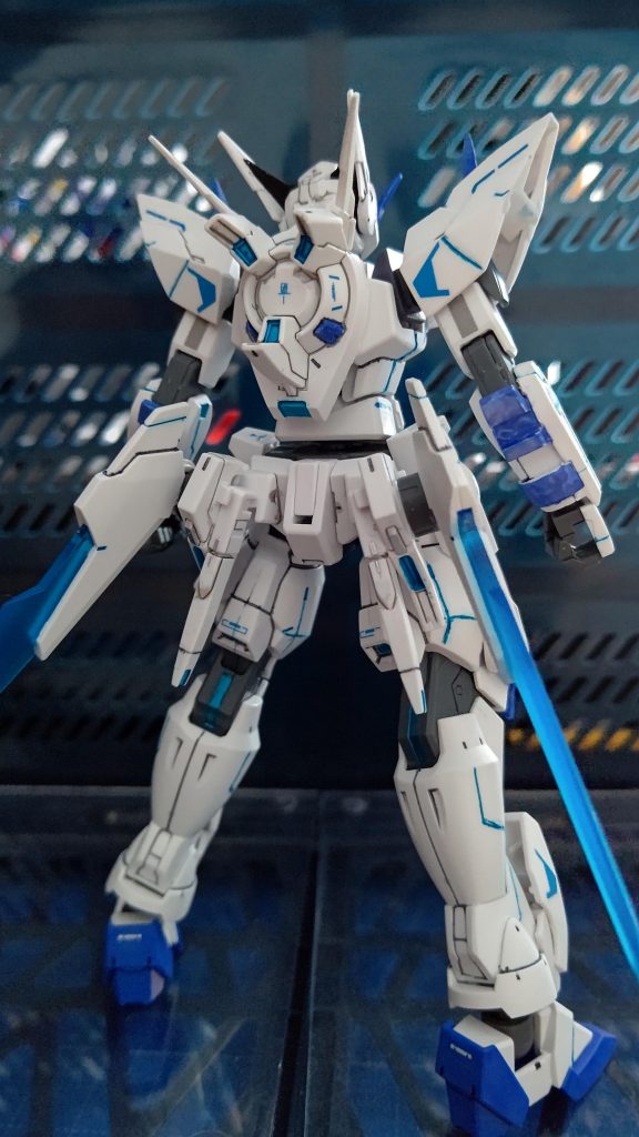 武装なしバックです。腰部分にトランジェントガンダムのバックパックのウイングとアストレアのビーム・サーベルのパーツを使用してます。サイドアーマーと合わせるとビーム・サーベルは計４本装備してます。