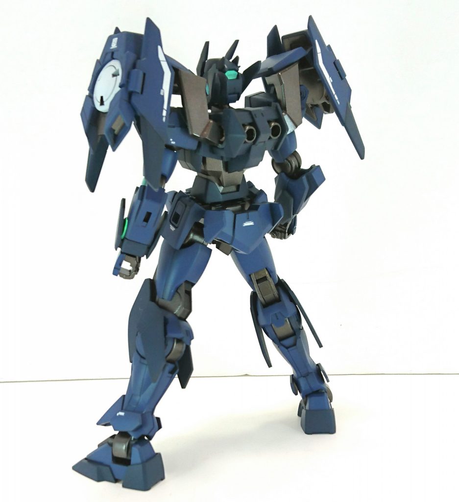 カラーリングは戦闘機をイメージ。最近のガンダムってケレン味が強いから渋めの色で塗装したらSDガンダムのコマンド戦記っぽくならないかな？と思ったのがこのカラーリングの経緯です。