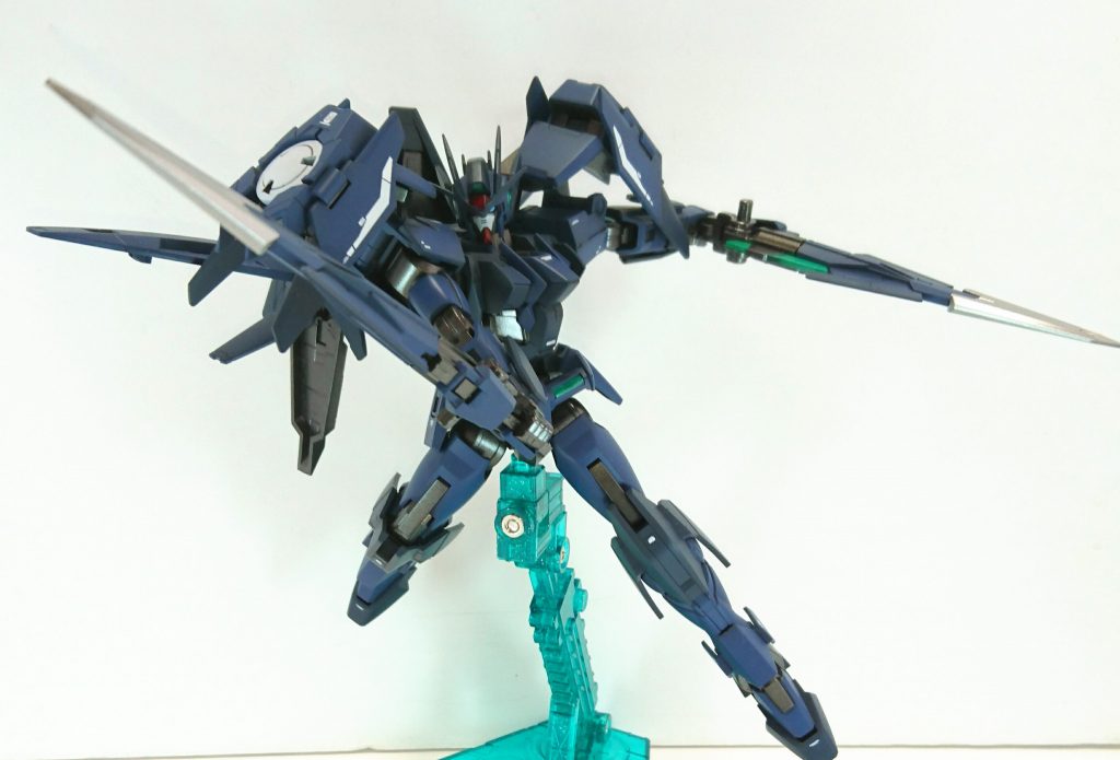 デカールは差し色にホワイトが入る感じで。肩のラインは00系のマーキングを意識しました。