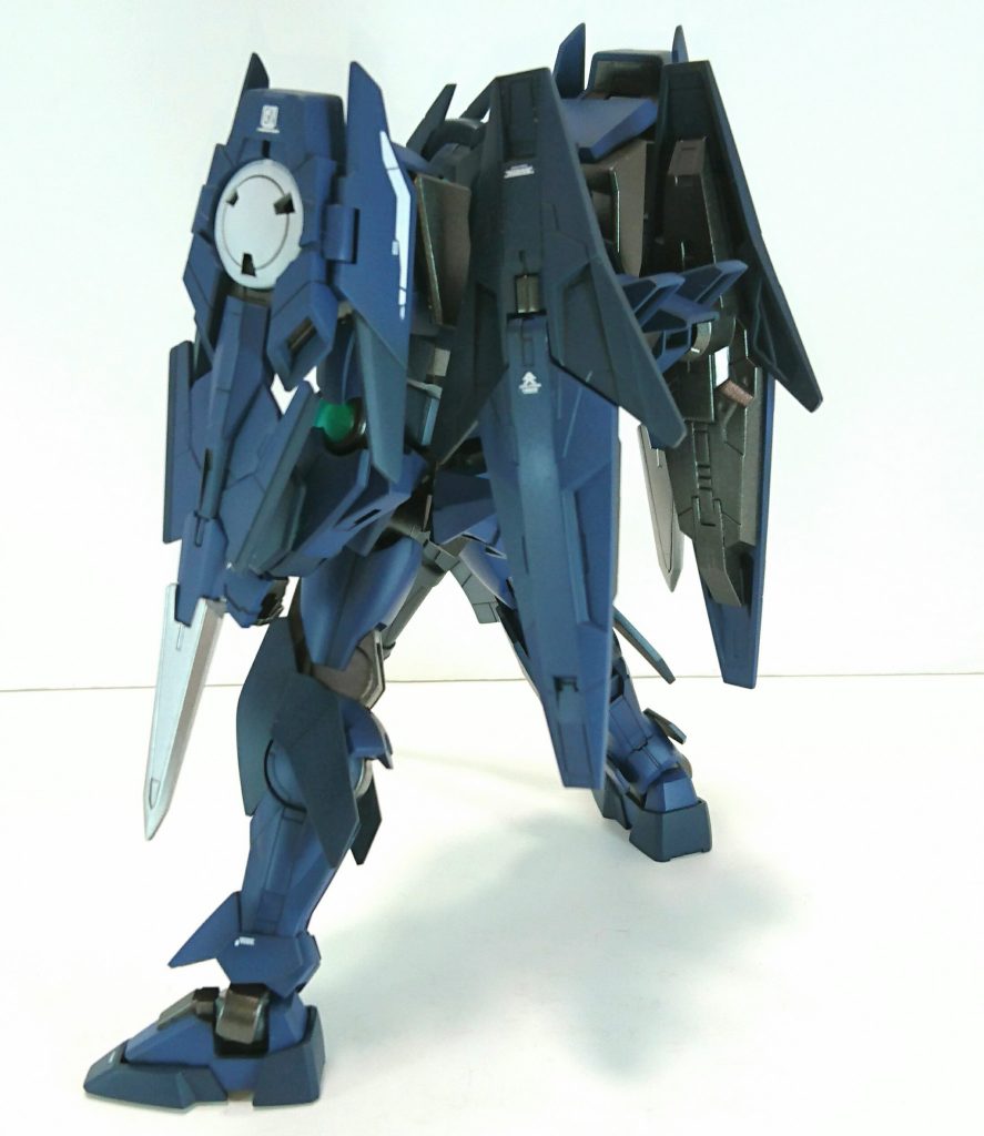 ソードだけ抜かれたダブルオーダイバーの別売りパーツが余ってるの勿体無いな…と思い製作しました。なので武器なども余り物です。