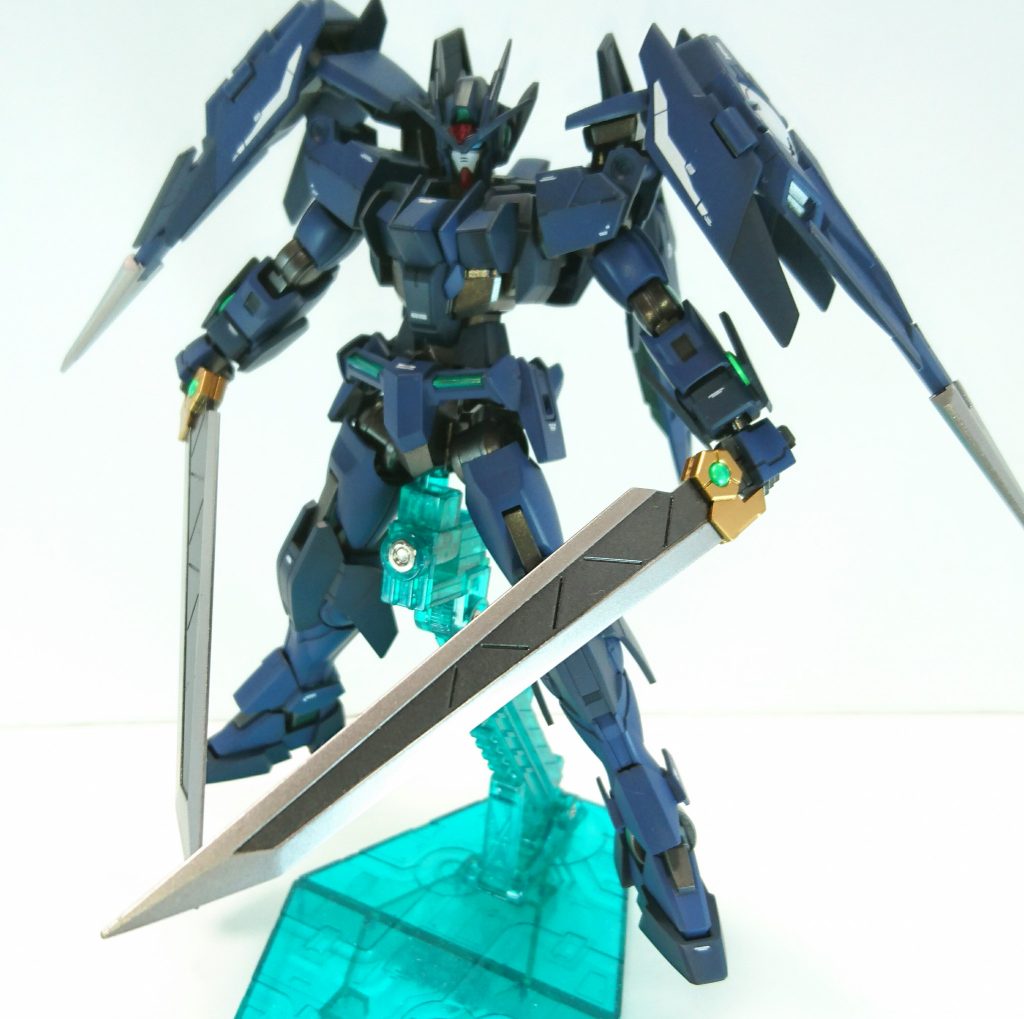こちらはビルダーズパーツのソード。派手な塗装にしたのでこのガンダムのカラーリングだとあまり似合いませんね…