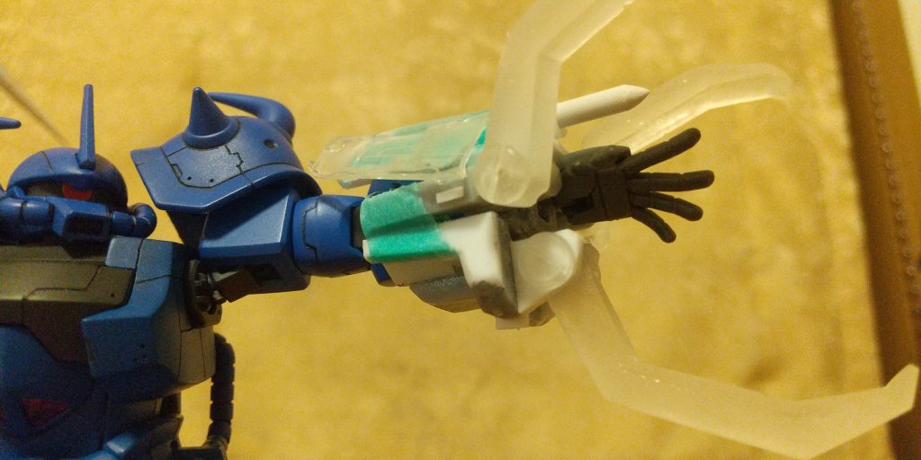 アームドアーマーの爪は熱溶解式3Dプリンターで1本作って、100均レジンで増やしてます。パイルバンカーはプラ棒とプラパイプ、シールドもキットのシールドを複製してやってたんですが失敗したので、最終的にリバイブグフの余りシールドをぶった切って仕上げました。ただ、表面のパーツは余らないのでプラ板で作ってます。