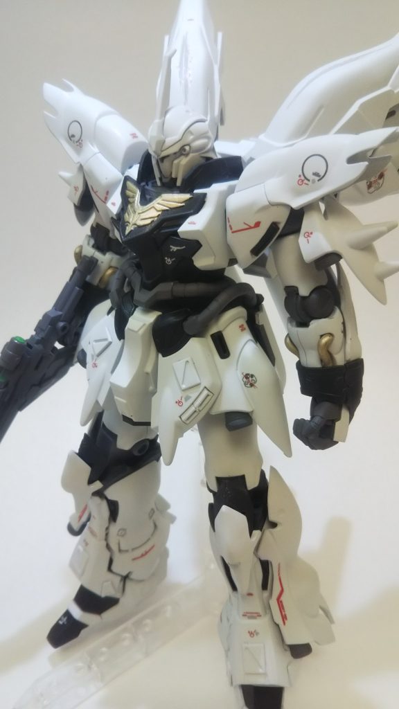 エアブラシで塗装を行いました。サーフェイサーはメカサフを使いました。金色の部分は筆でエナメル塗料を使って塗装しました