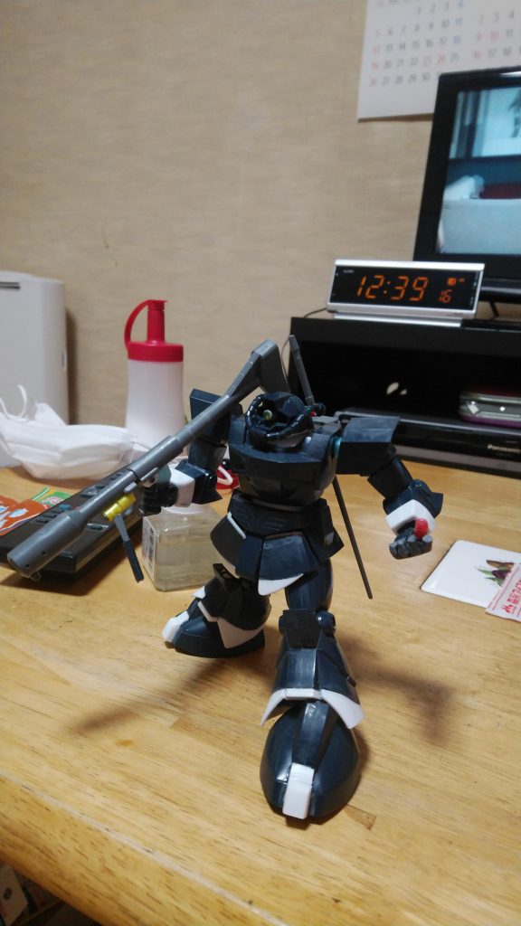 左手首は自作。親指はほねほねザウルスのランナー、それ以外の指はキットのランナーで制作してます。バズの前のグリップも延長、かつ基部はほねほねザウルスのランナー。