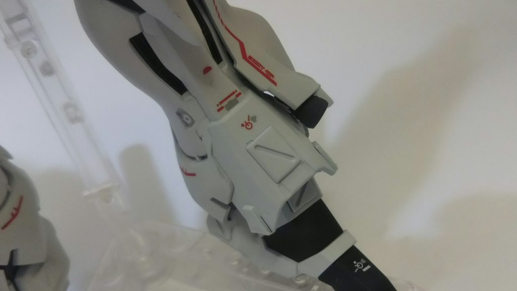 こんな感じでペタペタはったり、水転写式デカールはRGアストレイの物を使用しました