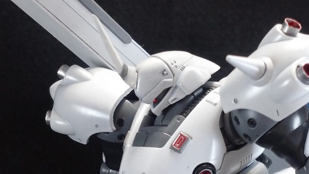 モノアイはラピーテープでキラキラさせました。