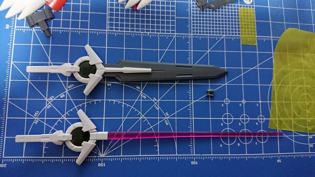 ダイバーエースのソードはそのままだと脚にはつけれないので根元を切りとってビームサーベルの根元と交換しました