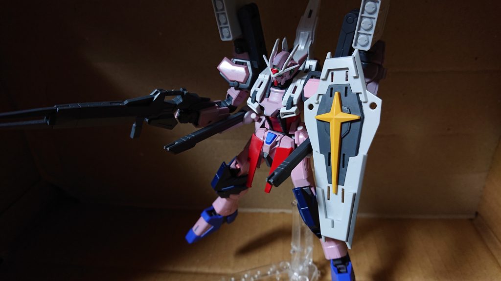 背部のビームキャノンを展開すればフルバーストも可能です。