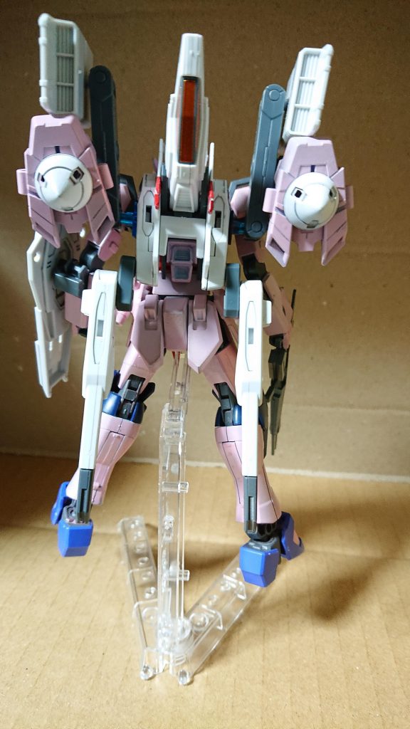 リア。スタービルドストライクのバックパックをほぼそのまま使用。ブラフスキーウイングを排除し、GNドライヴとミサイルランチャーを装備してます。