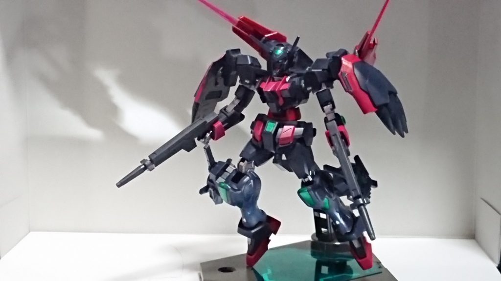 ライフルでの射撃、GNファングによるオールレンジ攻撃、ビームサーベルでの近接戦闘と武装は様々に対応できるようにしました太陽炉をつけているのでトランザムも可能