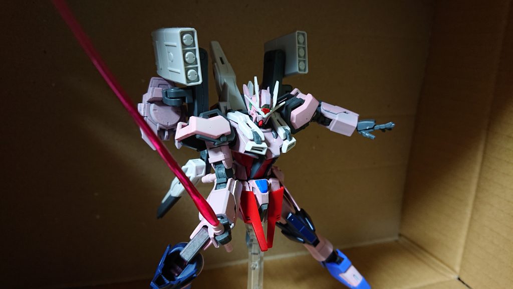 ビームサーベル抜刀。左腕はビルドナックル…だったかな?公式で出てるビルダーズパーツを使ってます。