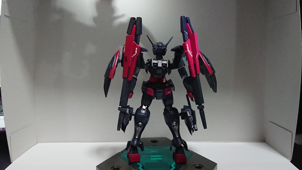 背面間接やバーニア部をガンメタにしたら見栄えがよくなった気がするしかし初めてのミキシングと久しぶりの全塗装なので近くでみると色々と粗が…