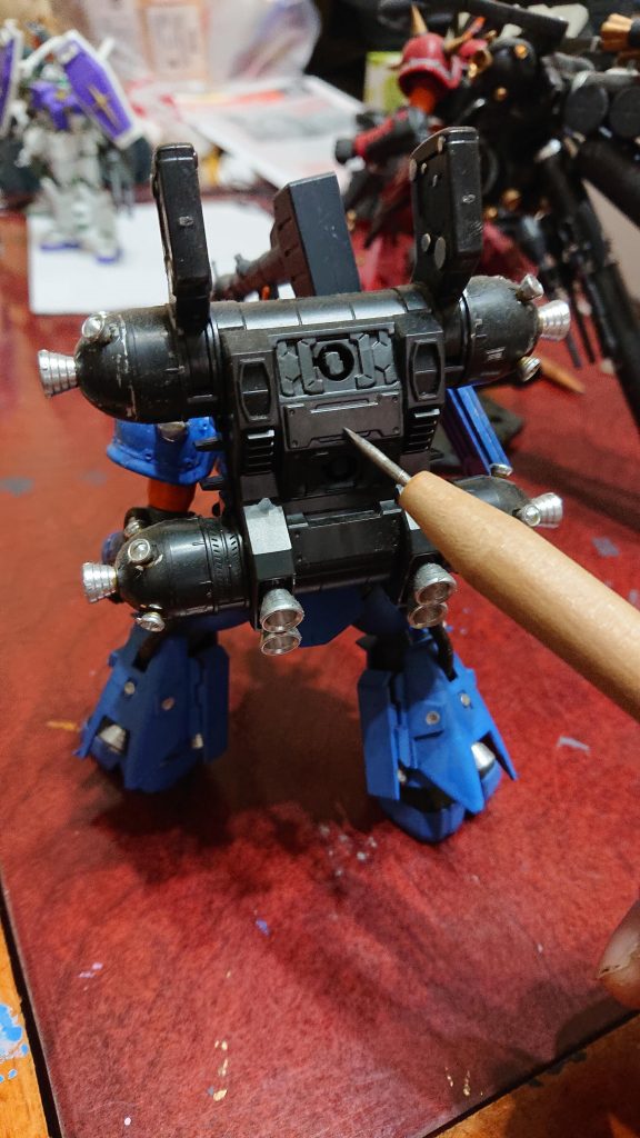 この場所に錐で穴開けてます。