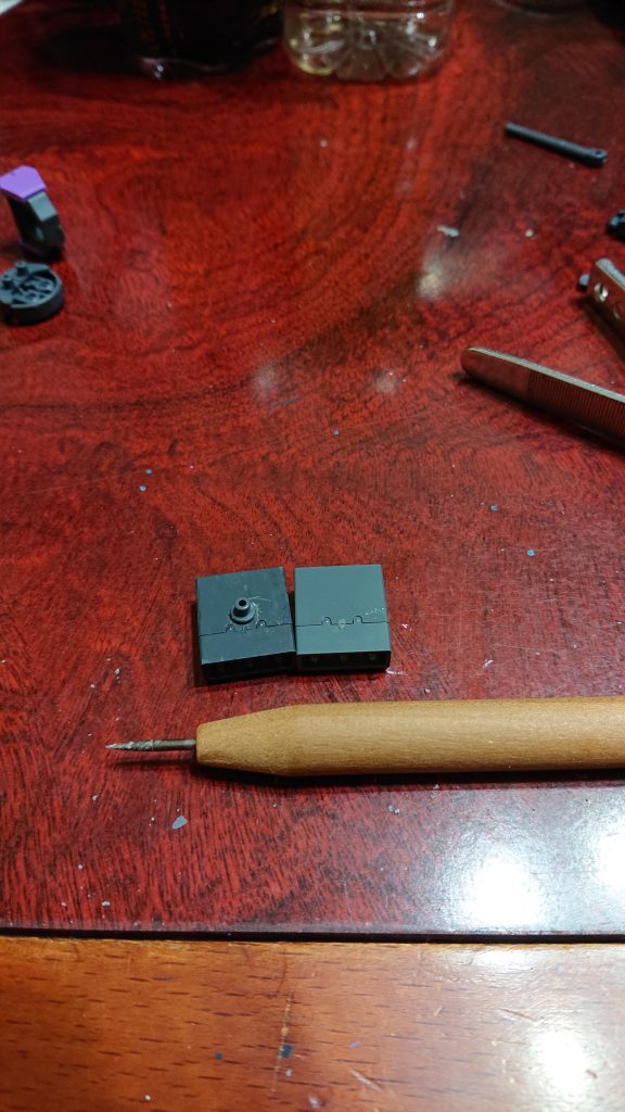 肩のやつは武器に錐で穴を開けて３㎜のジョイントを差し込んでます。