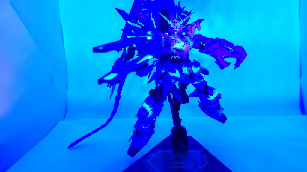 ブラックライト照射してフレームを光らせてみたり………暗いから撮るの難しい………綺麗に撮れない………