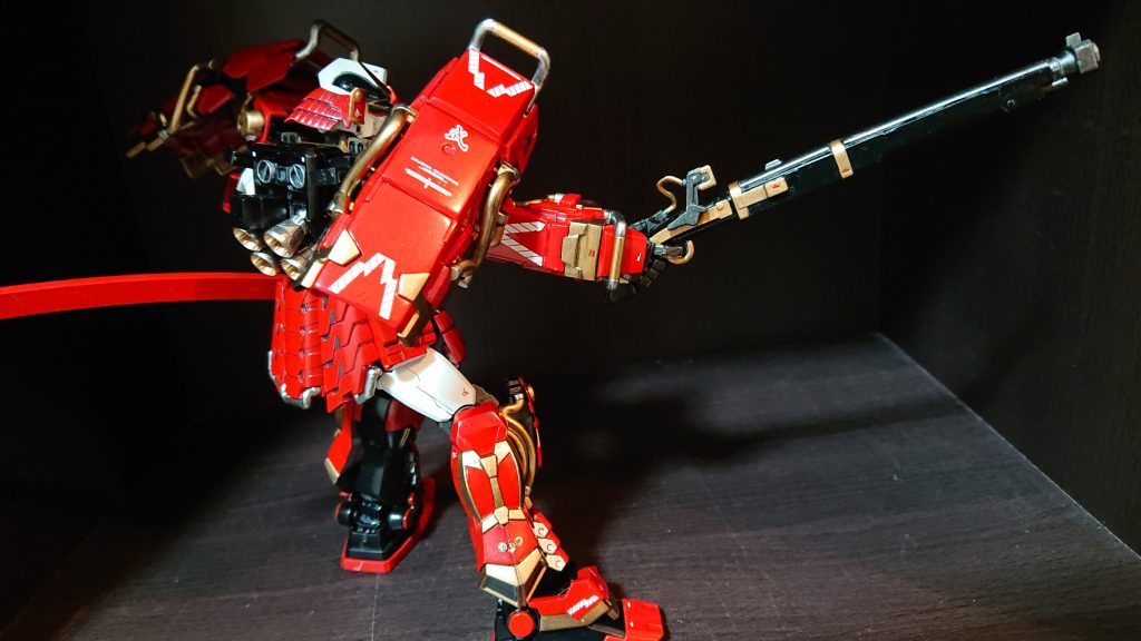 デカールは付属の転写式のものは全部貼ってしまいました。(笑)後は余っていたアストレイのものを使用。