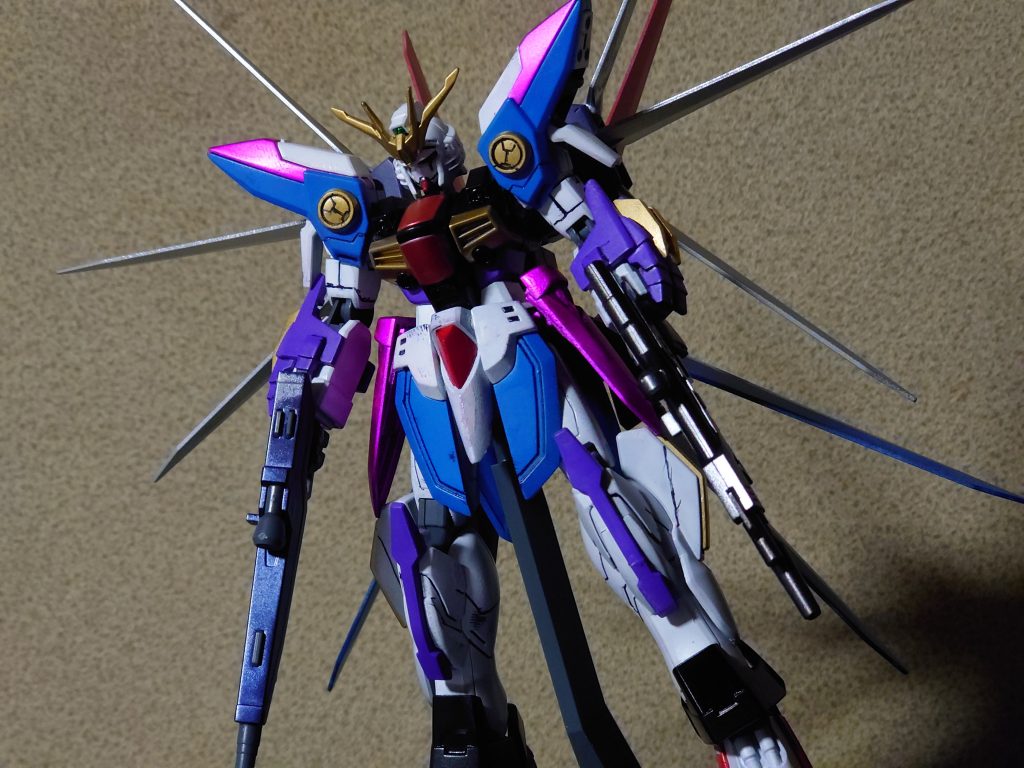 関西を中心にセルフプロデュースで活動しているフリーアイドル「匿名ミラージュ」をイメージしたガンプラです。ヒロイックなシルエットながらデスティニーの顔を取り入れたことで匿名ミラージュが活動のテーマにしている「下剋上」を上手く表現できたかな？と思います(θ‿θ)来月にニューアルバムがリリースされるのでガンプラの民に少しでも興味を持ってもらえたら嬉しいです(◔‿◔)