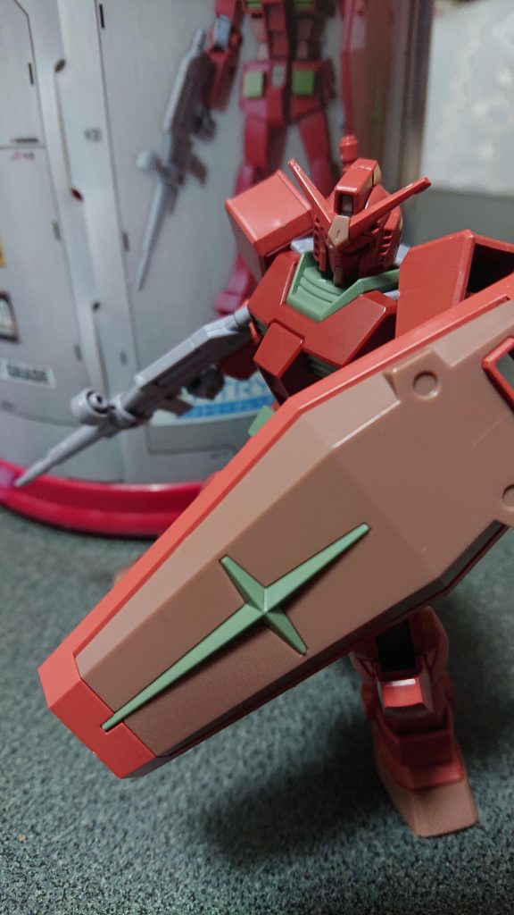 EGガンダム！？何故コンビニに！？ お菓子付きで入れ物も付いてるやつ！ノーマルカラーとクリスマスカラーも売ってる！！12月まで一般の店で買えないはずでは？