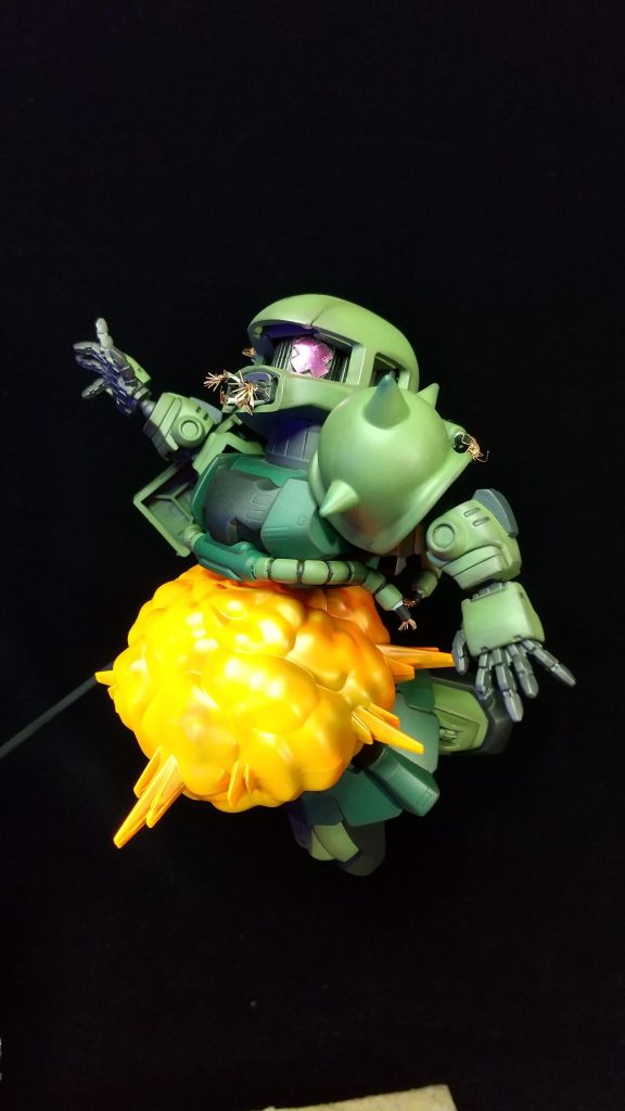 ザクはクロスシルエットシリーズではなく、あえて旧いほうのＳＤキットを使いました。もがれた口元も地上に置いてあります。