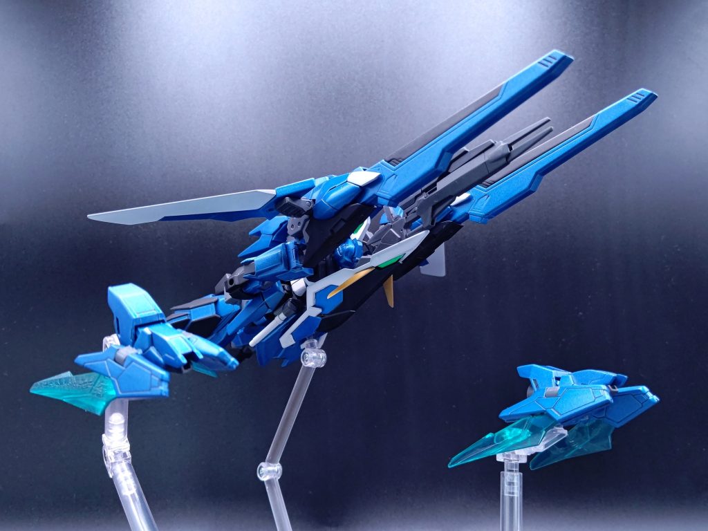 追加装備として両肩に遠隔操作兵装「ドラグーン・レヴ」を装着。分離して連携攻撃を行うほか、装着時は補助ブースターとしても機能する。