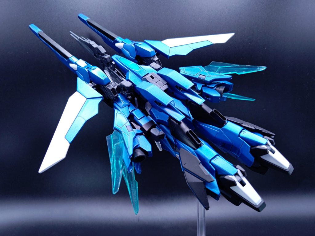 モビルアーマー形態への変形機構も再現。