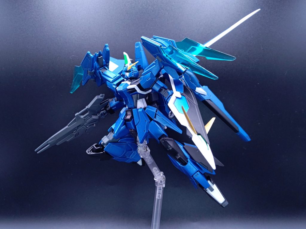 機体名の「ウェルテクス」はラテン語で「つむじ風」の意味。蒼天の青を纏い、その名のごとく戦場を飛翔する。