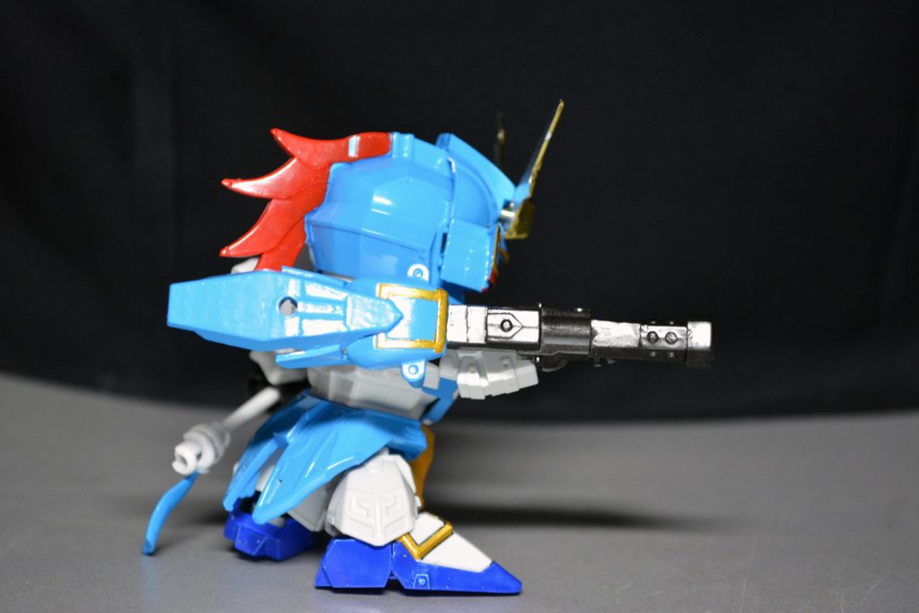 右腕の砲は砲身を延長させて、デルタプラスのシールドの一部を付けて体型に合う大きさにしました