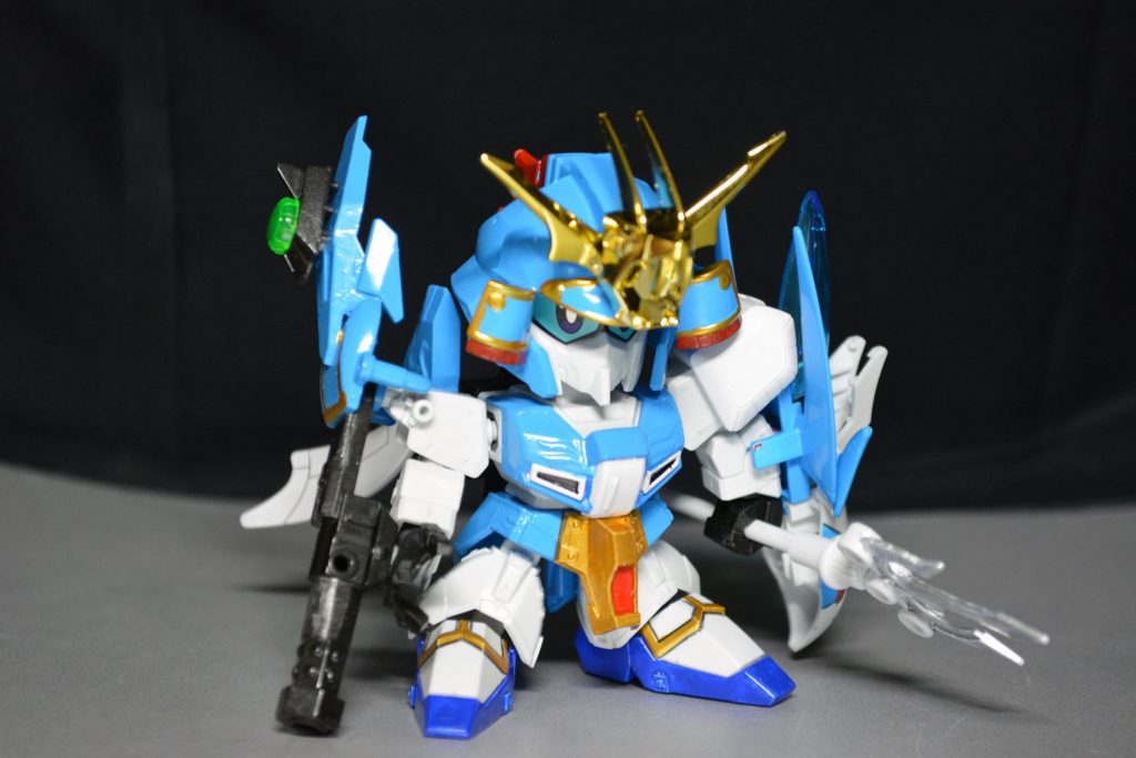 陣風着装支援メカがバックパックと左腕に装着されただけ