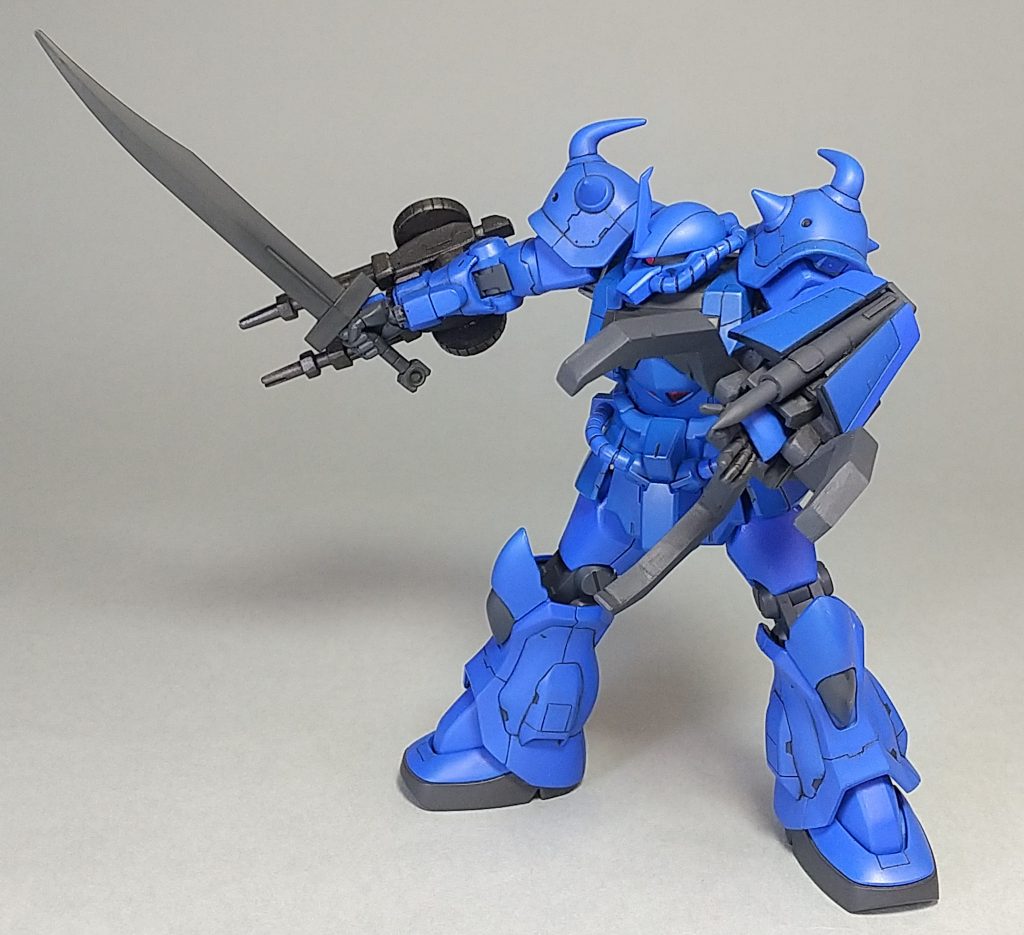 良キットのグフカスタムにスジボリして、ラルさんカラーで塗装。モビルワーカー風アームドアーマーと接近時威嚇射撃用にショートバレルの固定式ダブルザクマシンガンをスクラッチして取り付けています。