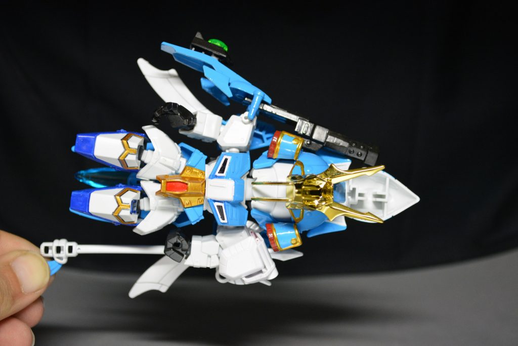 下から顔いっぱい見えない様に頭を180度回転させています