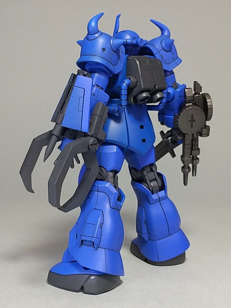 アームドアーマーは敵を捕まえて、パイルバンカーを打ち込むハレルヤ仕様になっています。現地でモビルワーカーの爪とグフシールドを流用して武器を自作した設定です。