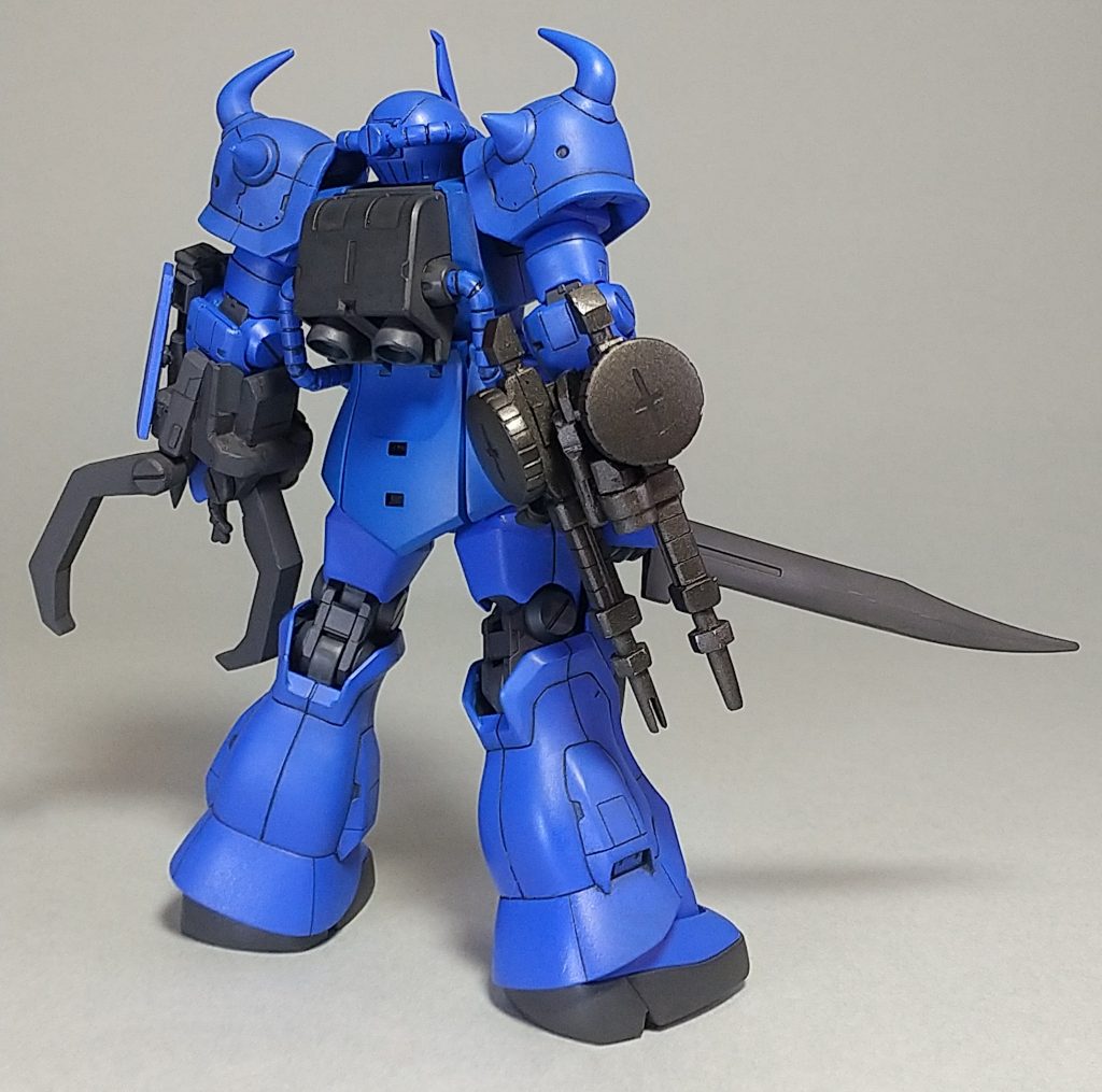 アームドアーマーで掴まんといかんので、ザクマシンガンを2連にして連射性を高めた物を腕に固定して弾をばらまきながら軽いフットワークで敵に接近します。弾は当てる目的じゃないので、武装の軽さを重視してショートバレルにしてます。サンボルのアッガイマシンガンをみて、オラも何かオリジナルザクマシンガン作りて~!というノリで考えました。このグフカスタム、こっからの妄想で出来上がっております。
