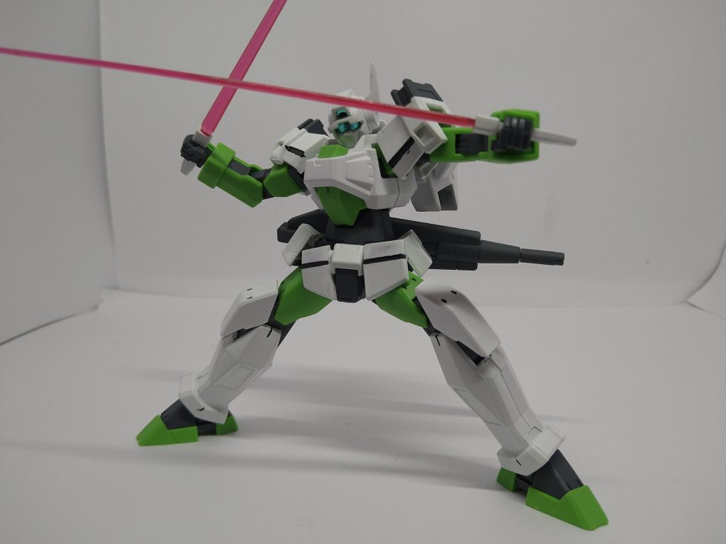 このように二刀流も可能です。（※この武装パターンの場合ライフルを2つつけることは出来ません。バックパックのジョイントの都合上サーベルラックを2つつけた際ライフルマウント用ジョイントが付けられないため。逆も然り。）