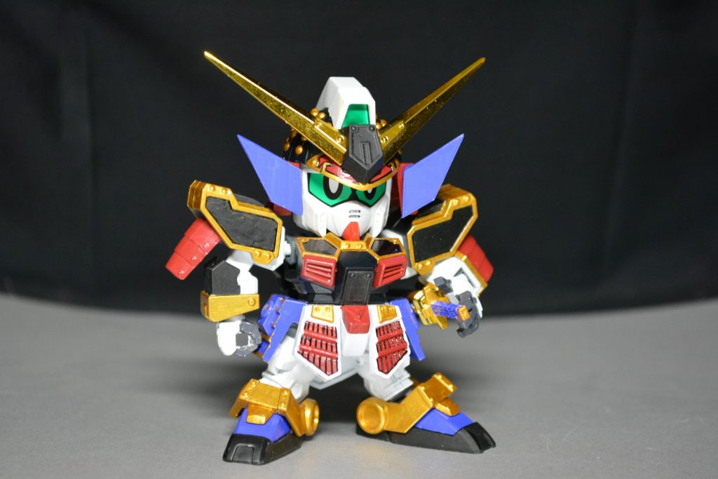 正面基本は武者頑駄無、頭と肩鎧は號斗丸を使いました。兜左右の吹き返しはスクラッチしました。