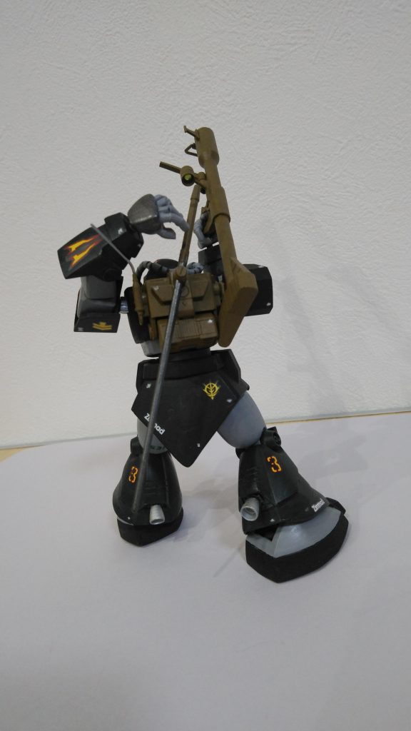 サーベル抜刀サーベルのレイアウト変更、アンテナ基部にスプリングをかませて折れ曲がるように加工してます。スカートも少し延長しました。