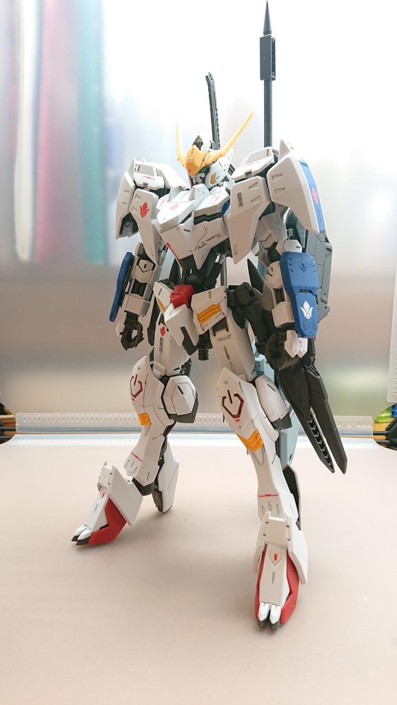 ガンダムバルバトス第6形態腰のバーニアは角度を調節して直立のポーズが可能にやっぱりデカールを貼ると情報量が増えてカッコいい!