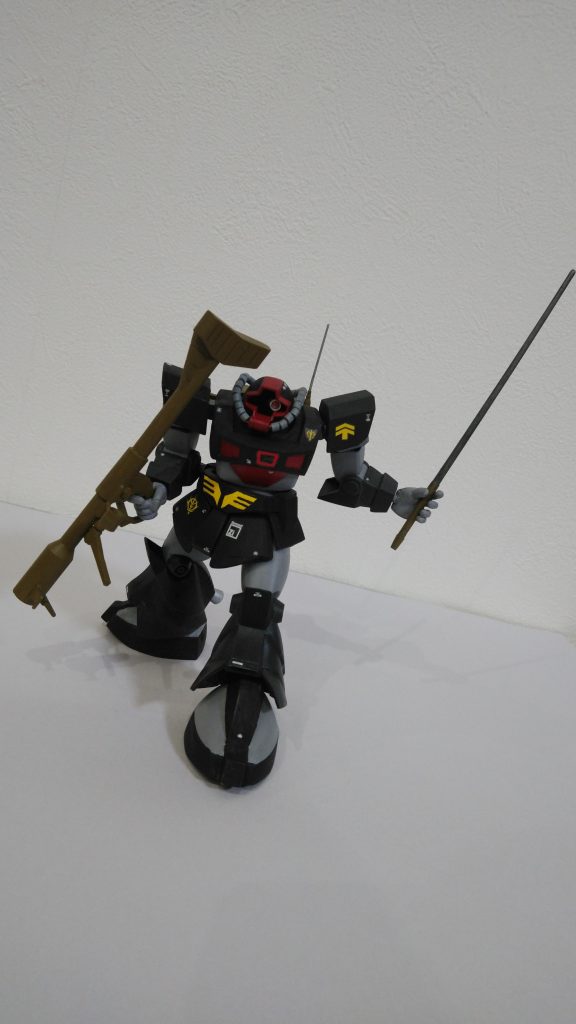 ジャイアントバズはキットの腕のつけ根のパーツと径が同じだったのでそれを使って延長してます。前後のグリップも可動化してるので肩に担ぐことも小脇にかかえることも可能です。