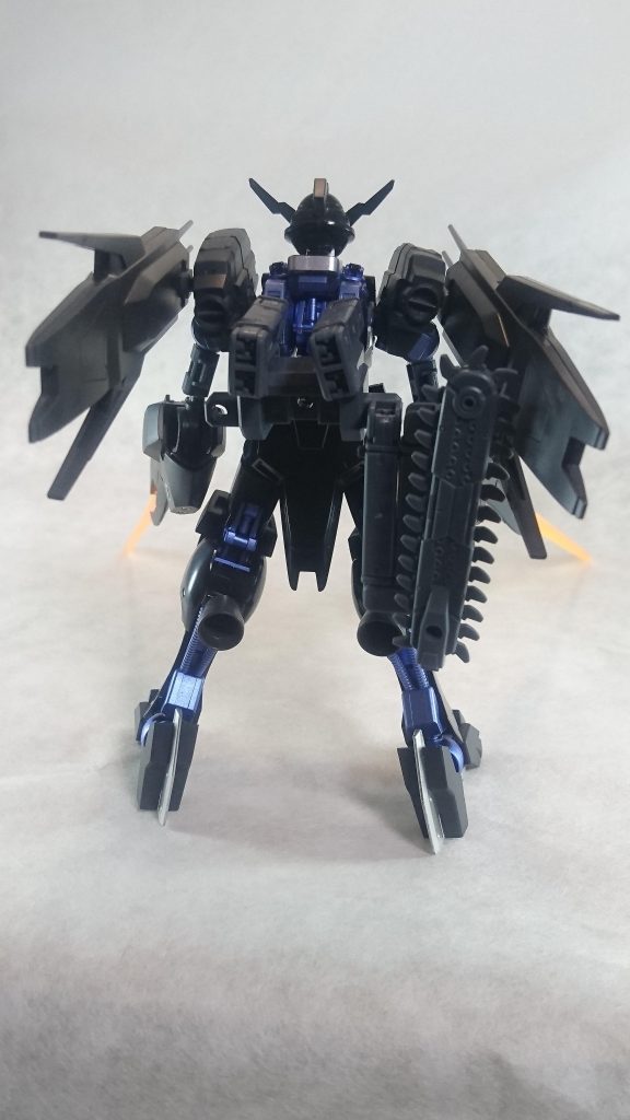 背部サブアームにはガンダムフレームにも対応できる物理近接武装を装備。インファイト時の防衛手段としても使える。