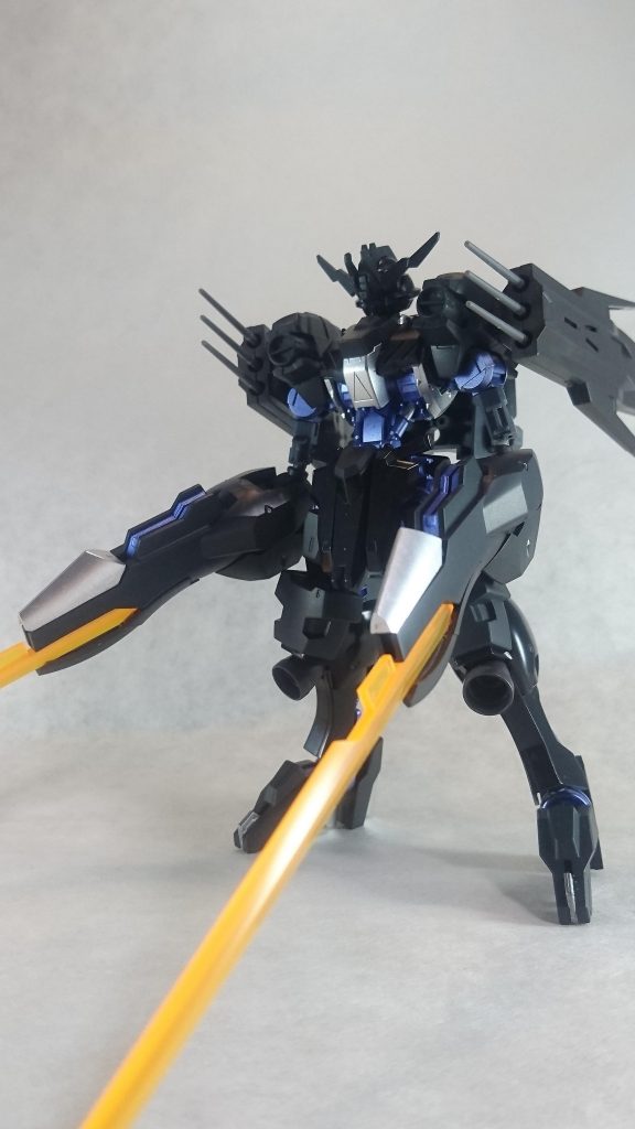 最大の特徴デュアルブレード。腕自体を超高出力の大型ビームサーベルにした特殊腕。