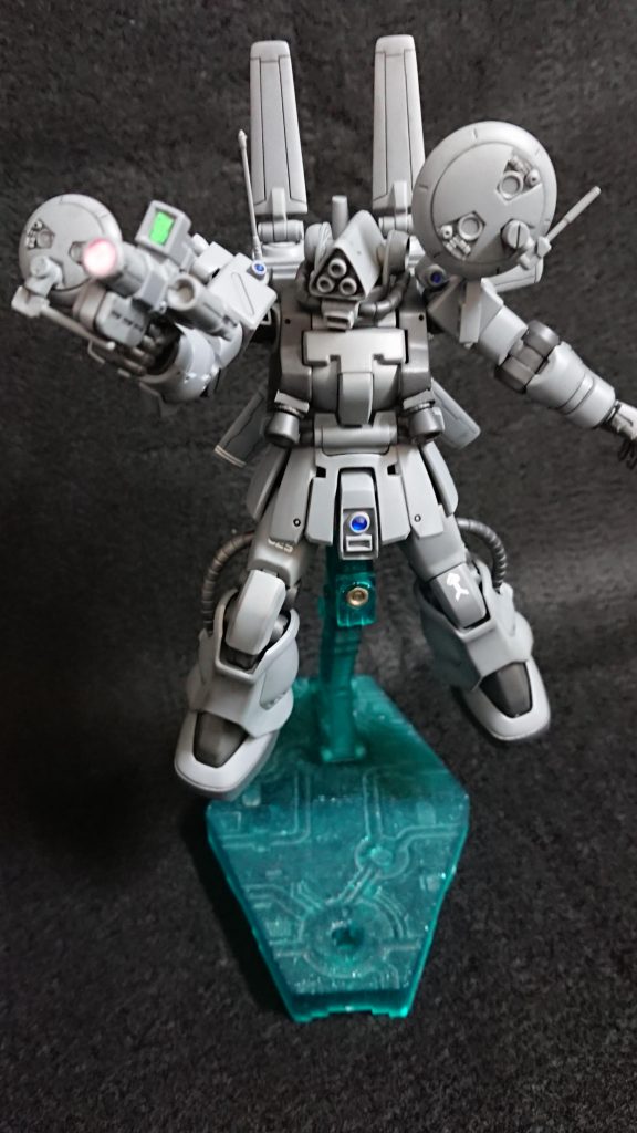 手に持っているのはカメラガンの設定です。HGACリーオーの武器をベースにジャンクをくっつけたものです
背中のフィンの白いラインは水転写デカールだったのですが、ザクフリッパーのキットに付属のものが経年劣化でボロボロになってしまい、全ては貼れませんでした