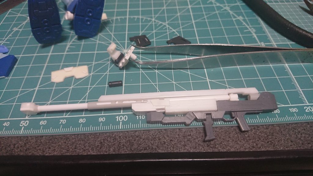 スナイパーライフルはパワードアームズパワーダーに付いてたサブマシンガンを分解して芯として使い、プラ板とプラパイプでスナイパー化。サイドアーマーのグレネードはランナーからサッと削り出したお手軽品になります。