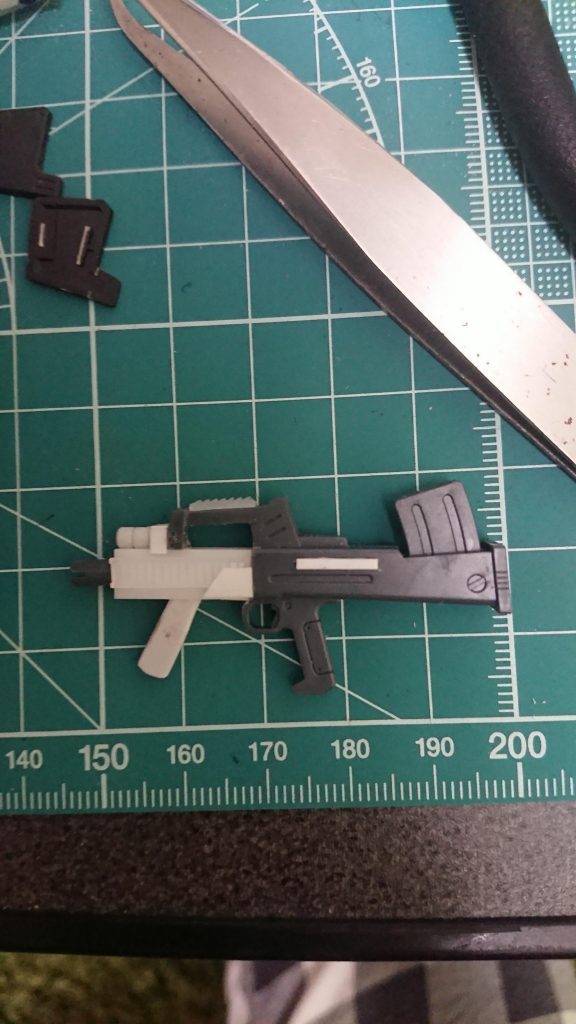ジムスナ付属のブルパップマシンガンはデザインを少し近代的なマシンガンに改修。
